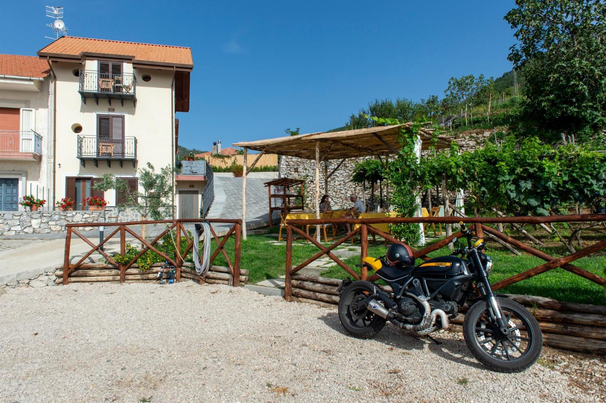 Bed and Breakfast Il Vigneto Di Nonno Pietro Аджерола Екстер'єр фото