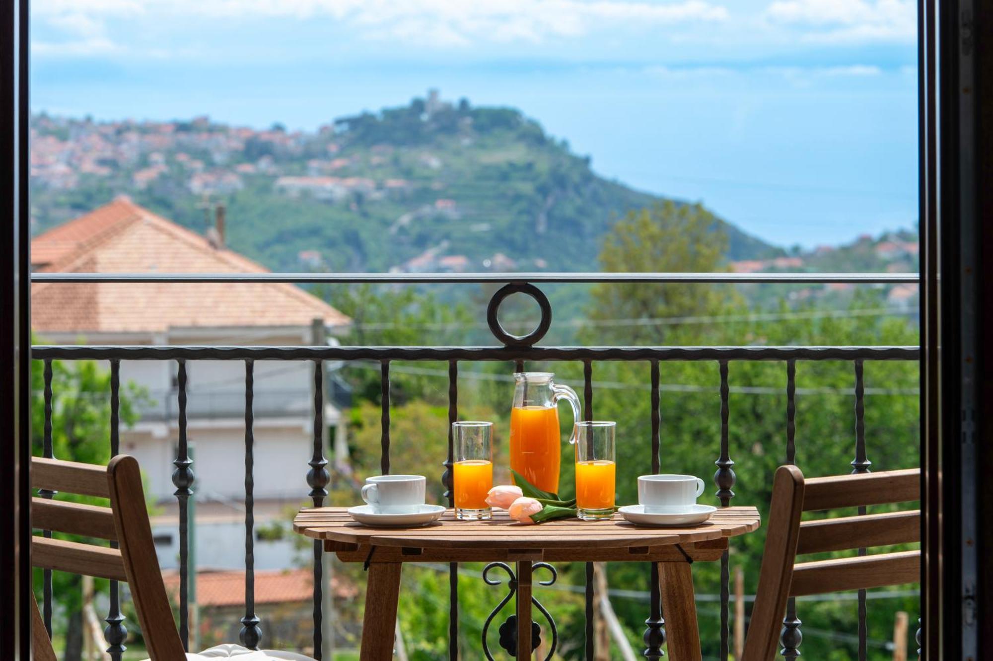 Bed and Breakfast Il Vigneto Di Nonno Pietro Аджерола Екстер'єр фото