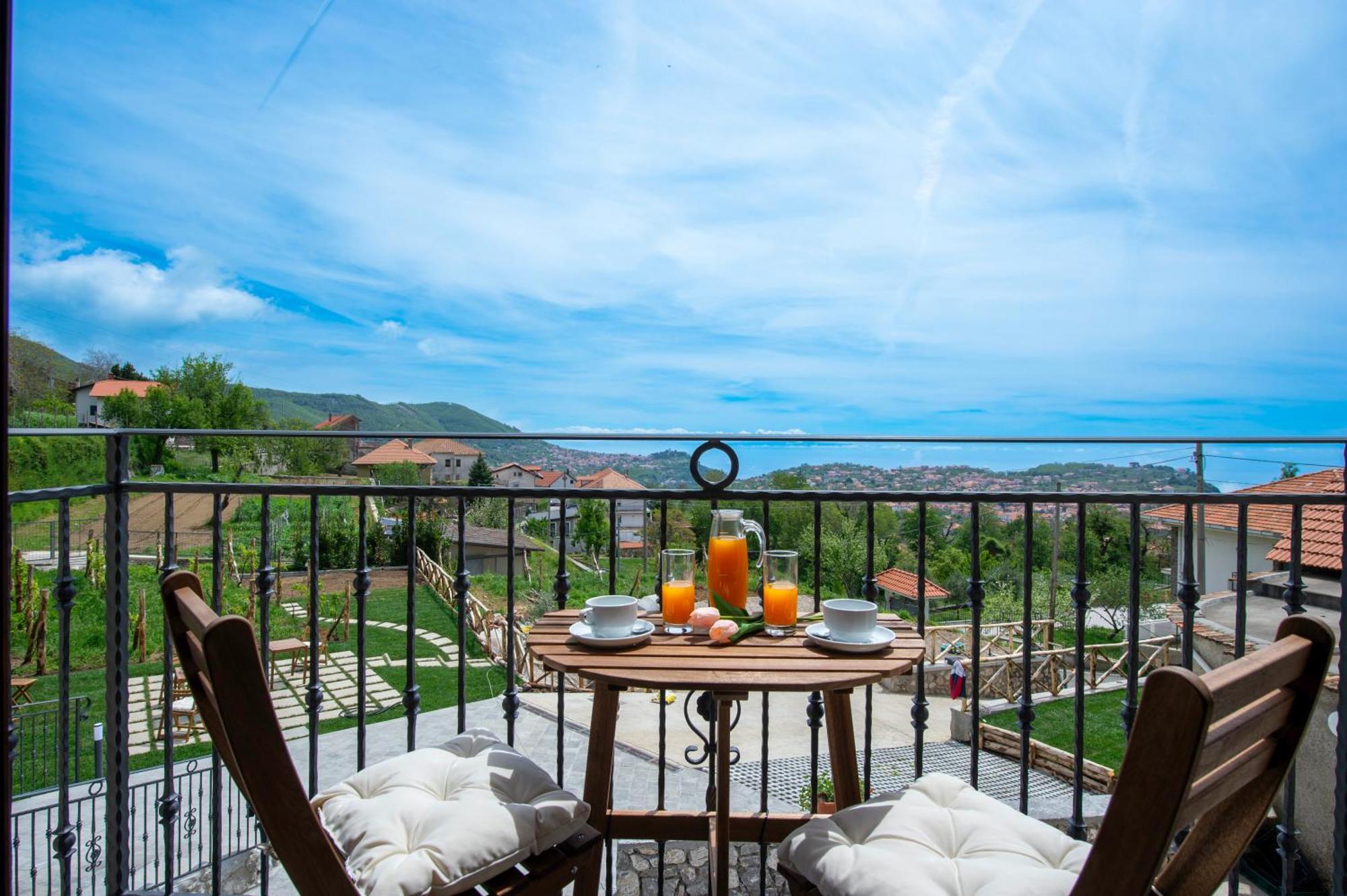 Bed and Breakfast Il Vigneto Di Nonno Pietro Аджерола Екстер'єр фото