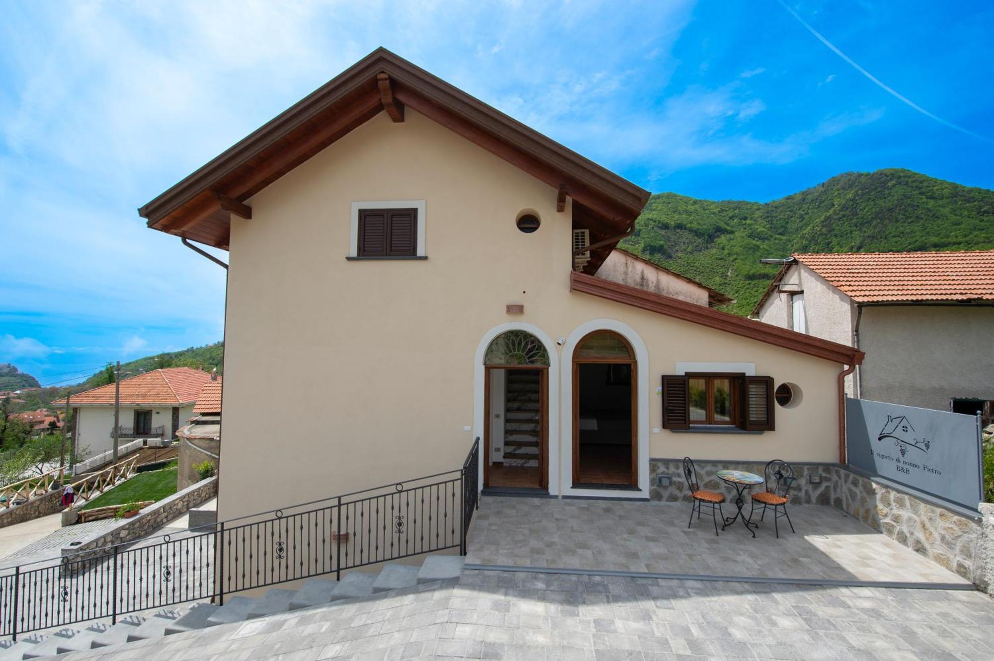 Bed and Breakfast Il Vigneto Di Nonno Pietro Аджерола Екстер'єр фото