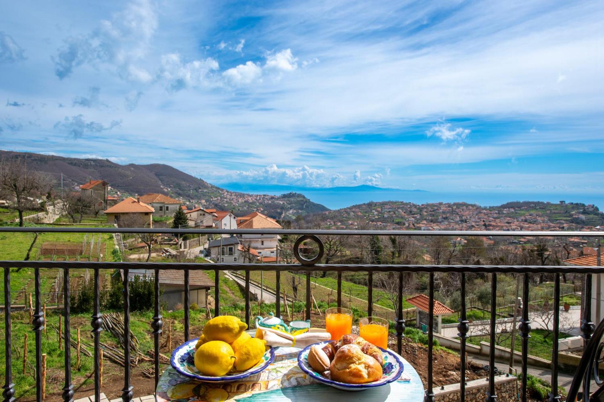 Bed and Breakfast Il Vigneto Di Nonno Pietro Аджерола Екстер'єр фото
