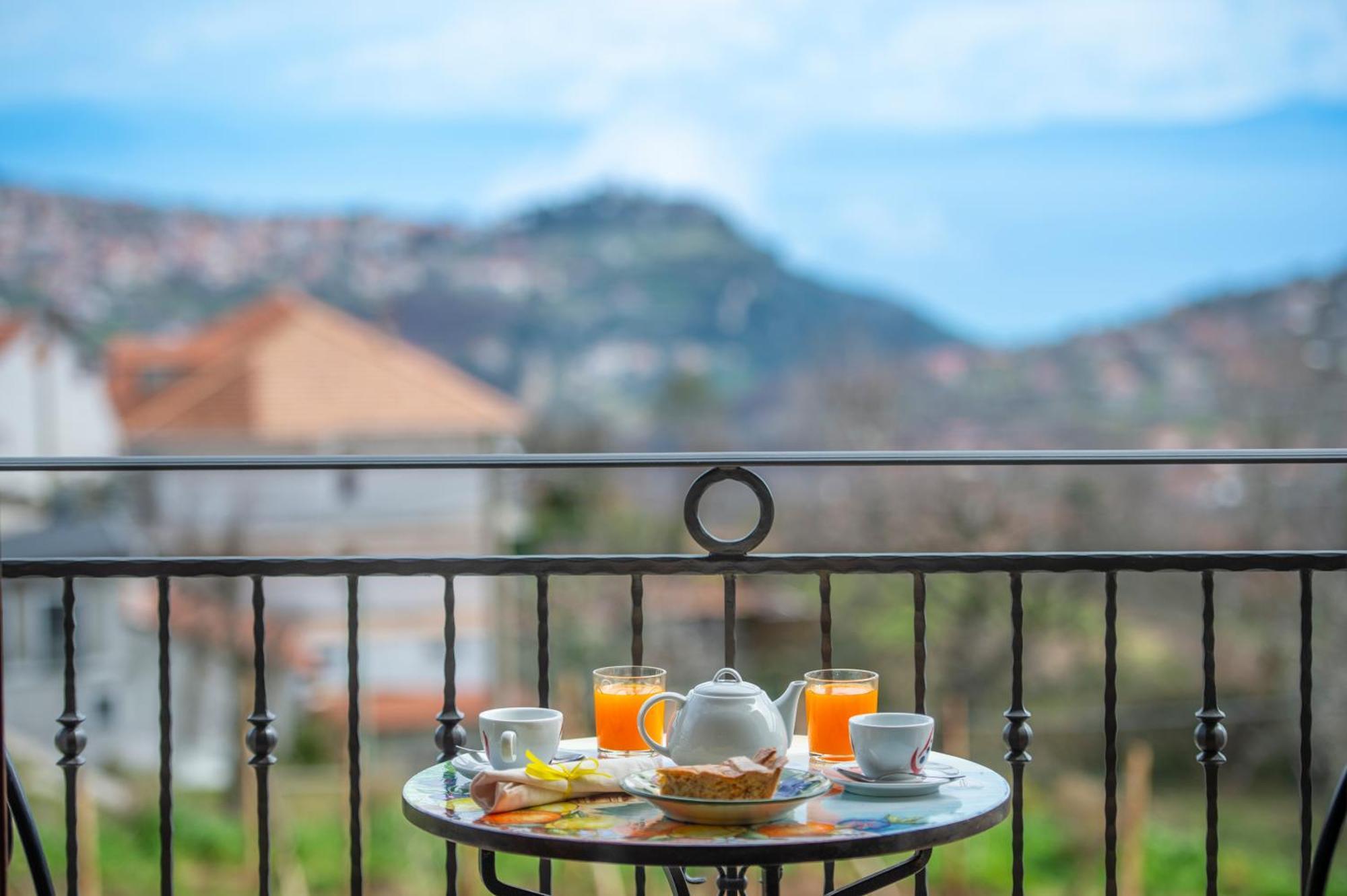 Bed and Breakfast Il Vigneto Di Nonno Pietro Аджерола Екстер'єр фото